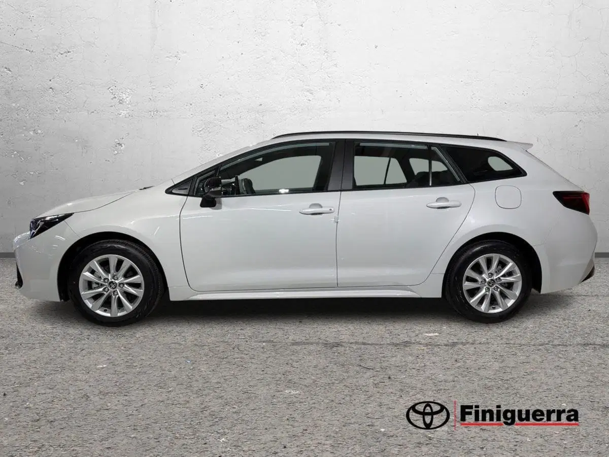 Toyota Corolla Touring Sports nuova a Lecco (6)