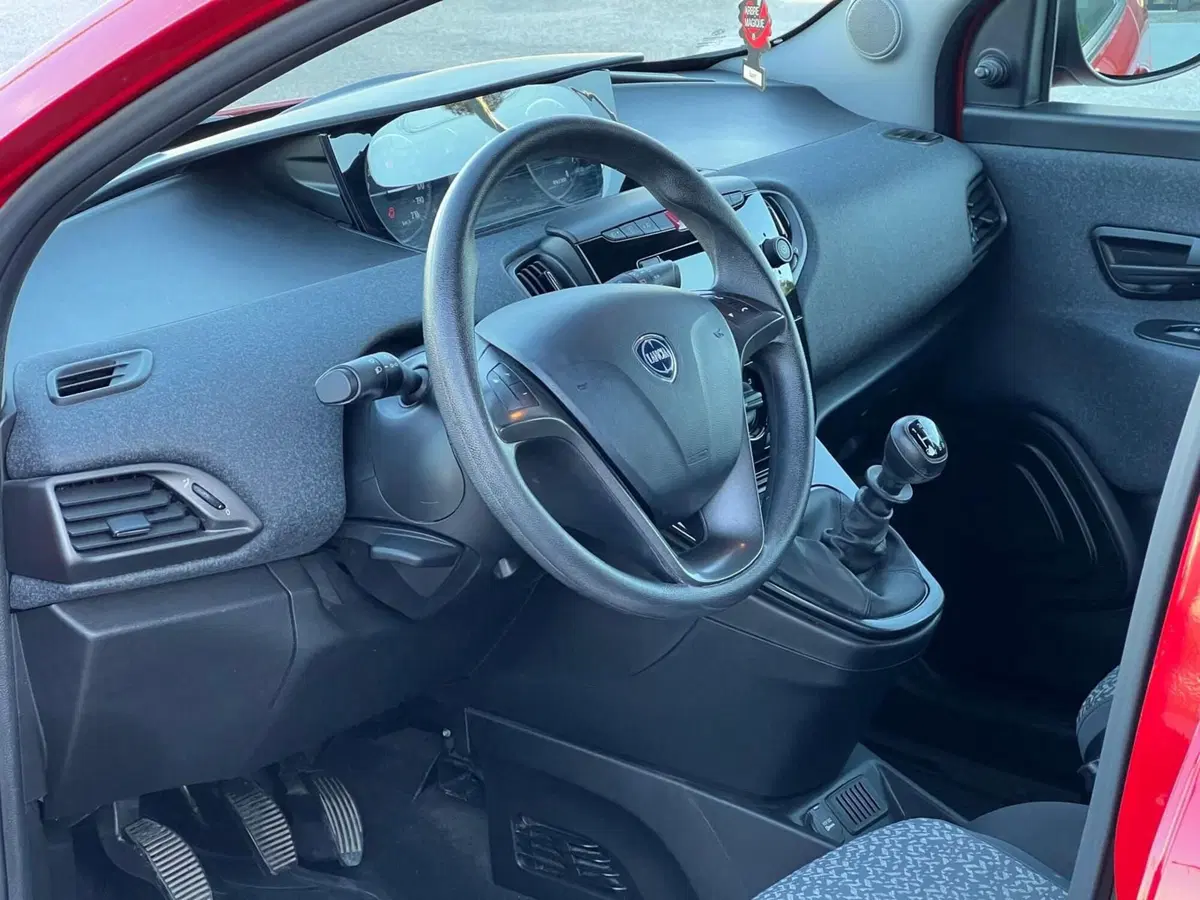 Lancia Ypsilon usata a Matera (12)