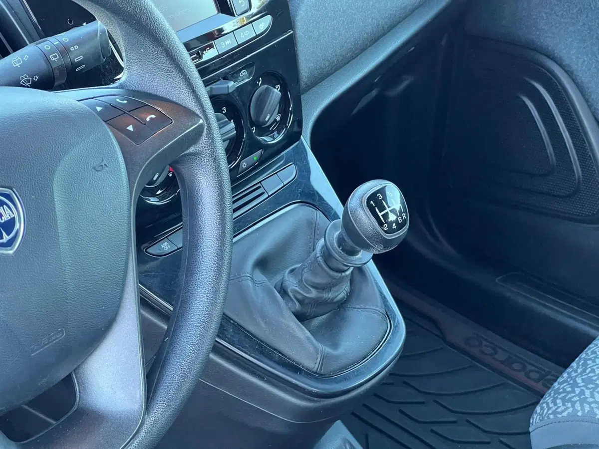 Lancia Ypsilon usata a Matera (13)