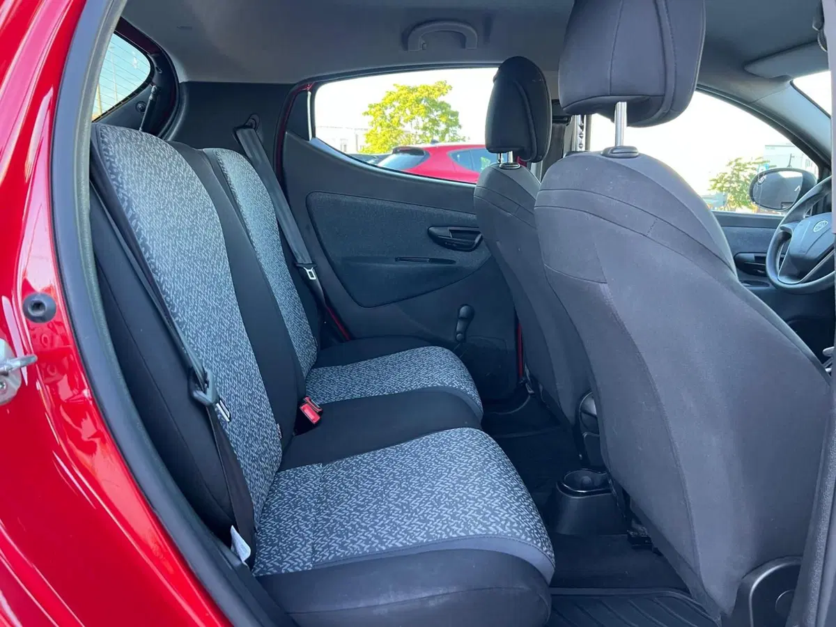 Lancia Ypsilon usata a Matera (16)