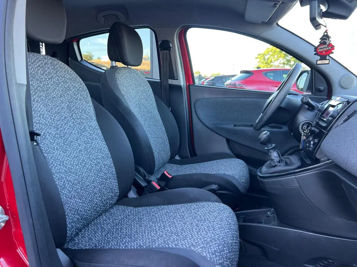 Lancia Ypsilon usata a Matera (17)