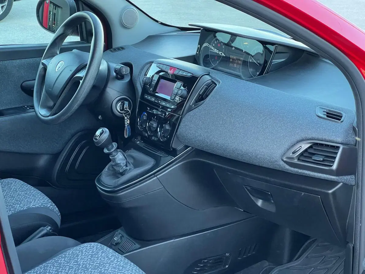 Lancia Ypsilon usata a Matera (18)
