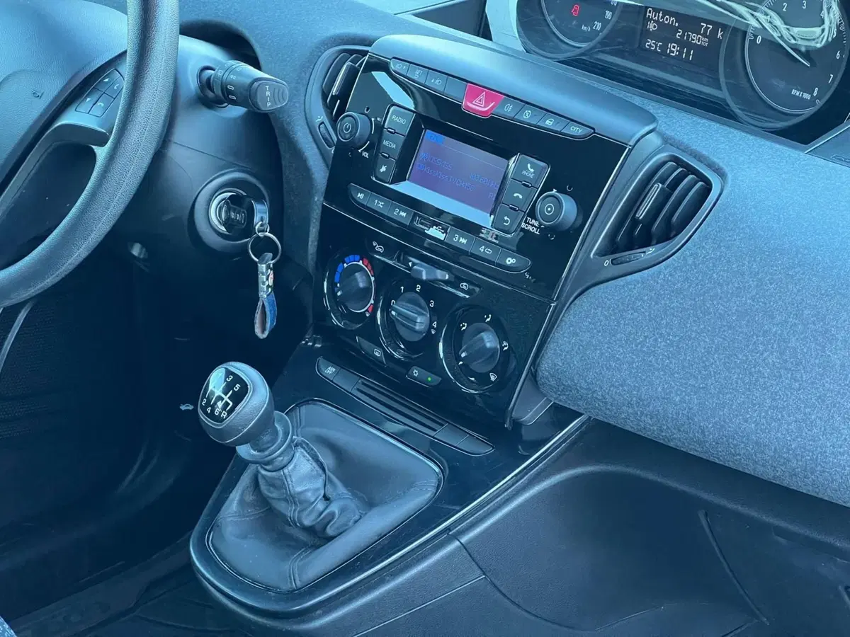 Lancia Ypsilon usata a Matera (19)
