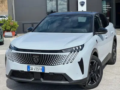 Peugeot 3008 73 kWh GT del 2024 usata a Matera