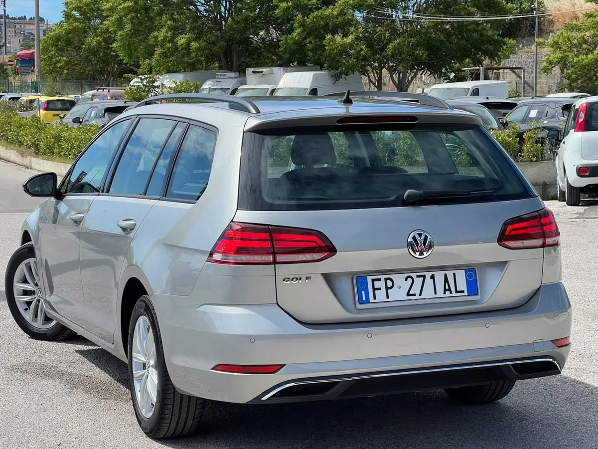 Volkswagen Golf Variant usata a Matera (11)