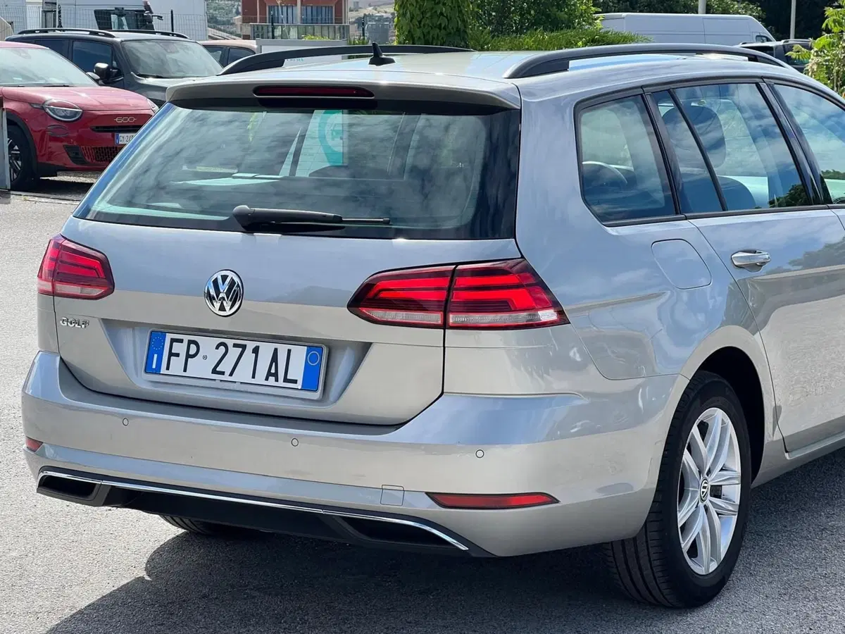 Volkswagen Golf Variant usata a Matera (7)