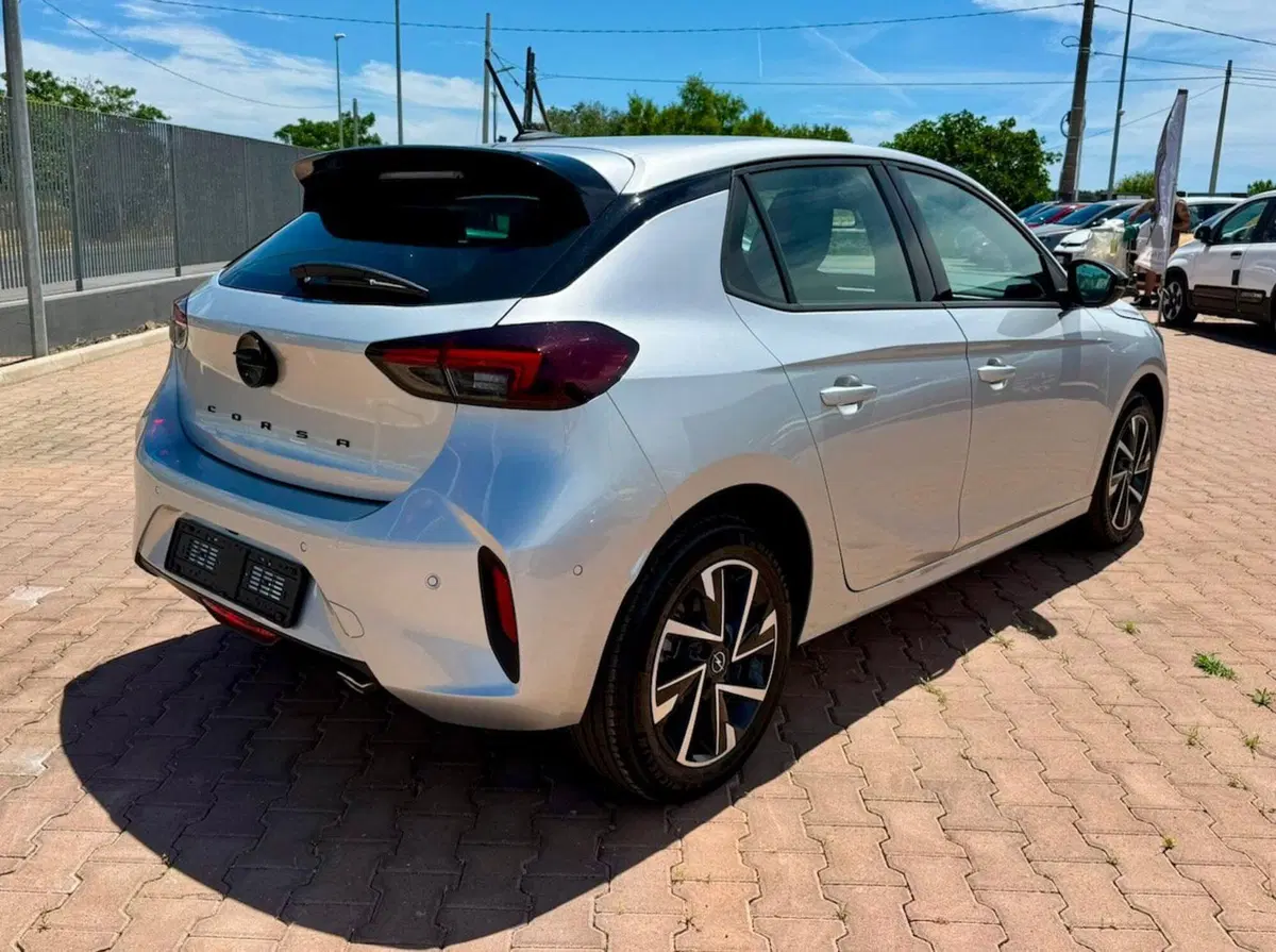 Opel Corsa nuova a Bari (4)