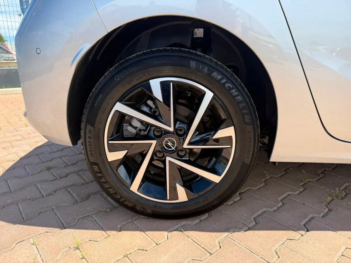 Opel Corsa nuova a Bari (6)