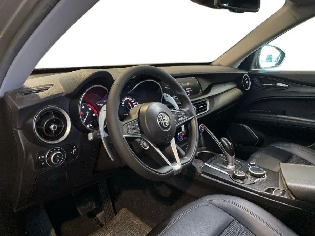 Alfa Romeo Stelvio usata a Macerata (16)