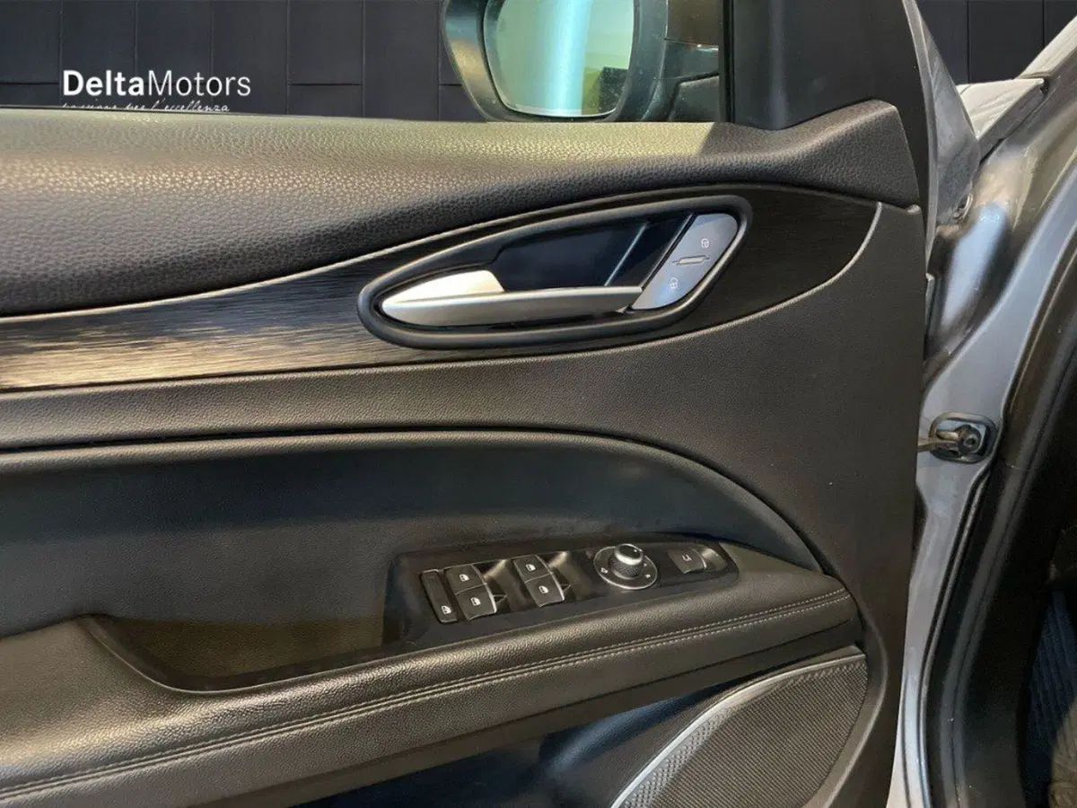 Alfa Romeo Stelvio usata a Macerata (17)