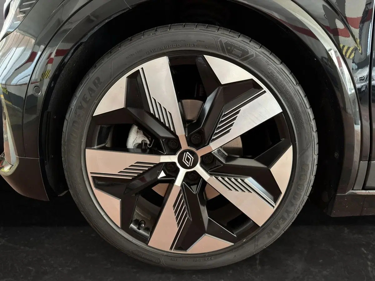 Renault Megane E-Tech Electric usata a Milano (8)