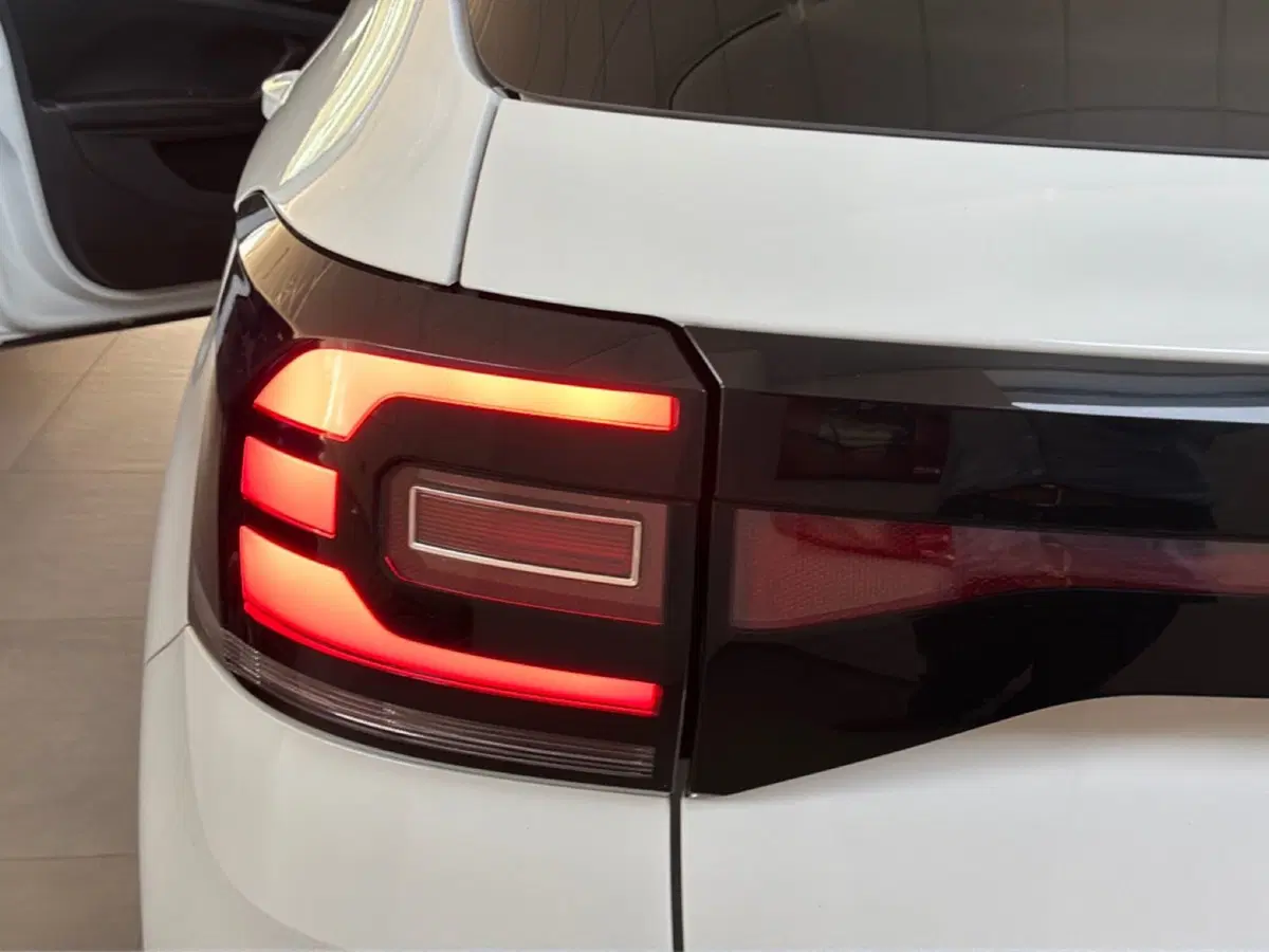 Volkswagen T-Cross usata a Varese (17)