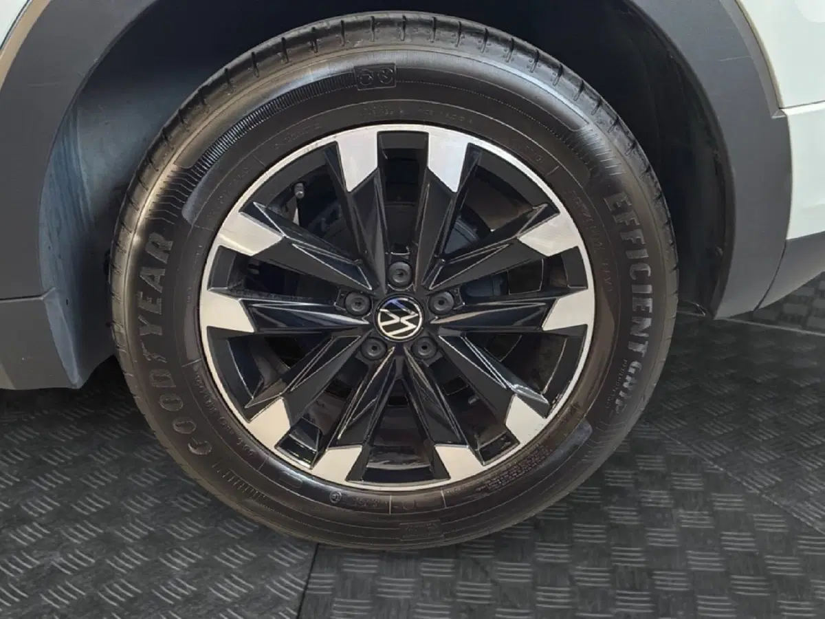 Volkswagen T-Cross usata a Varese (6)