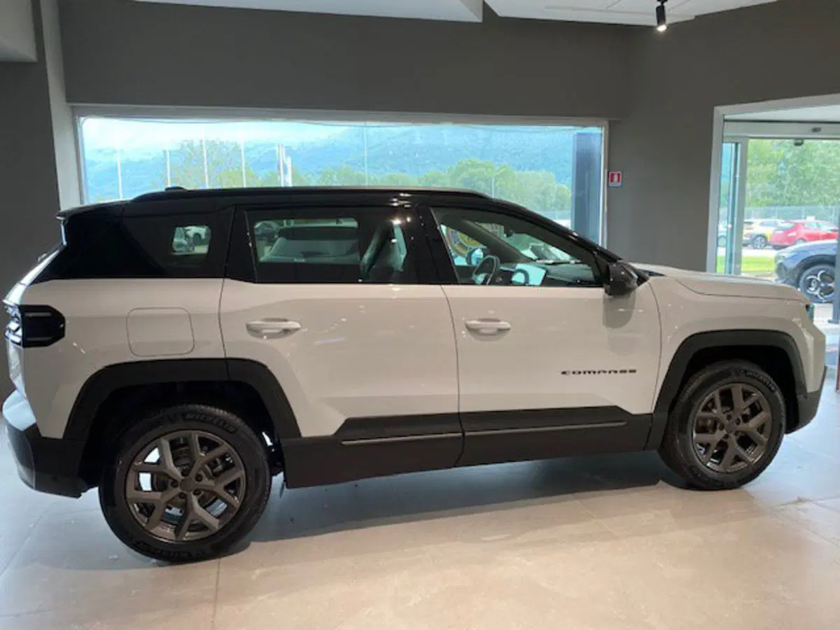 Jeep Compass nuova a Benevento (10)