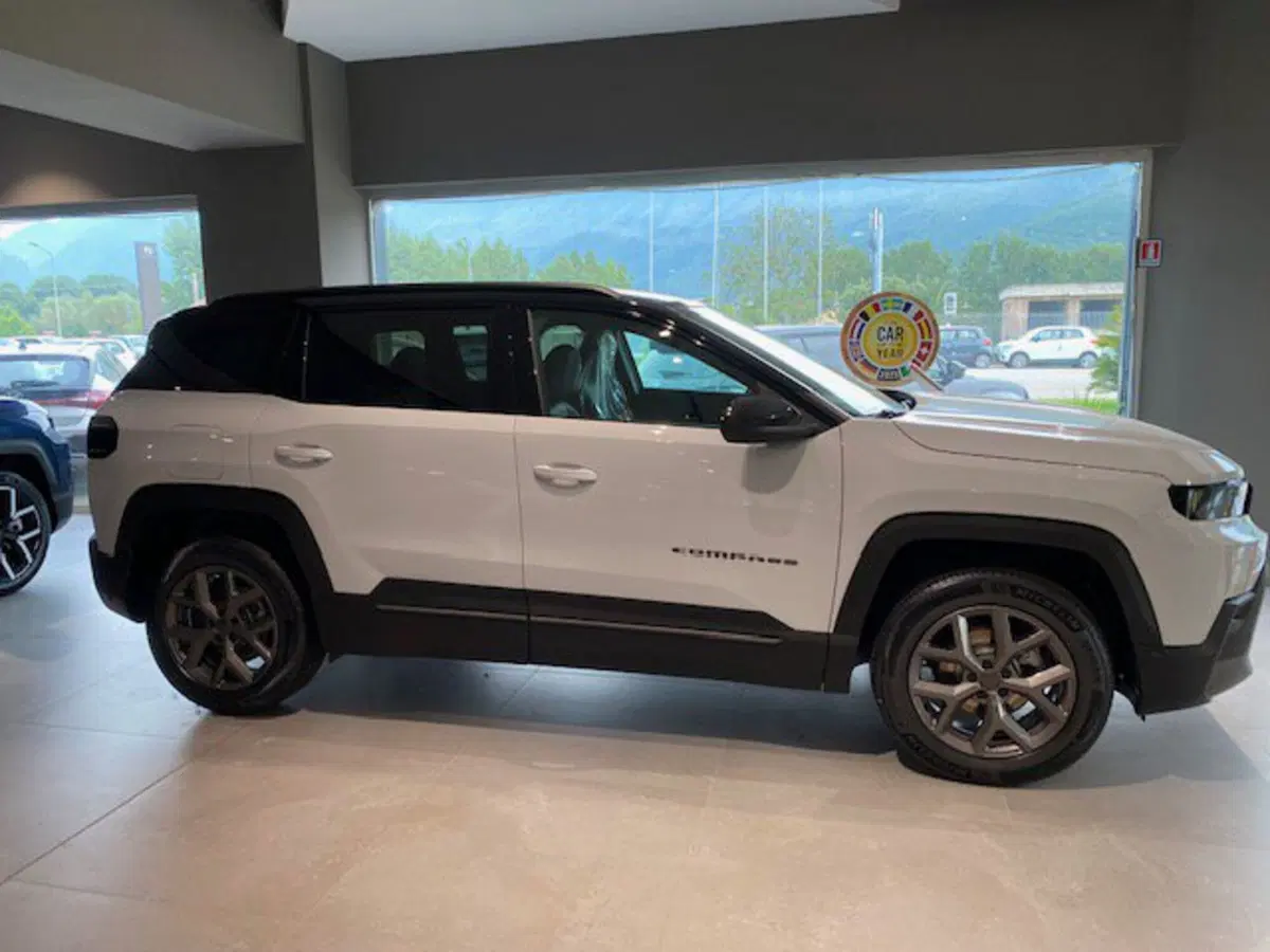 Jeep Compass nuova a Benevento (11)