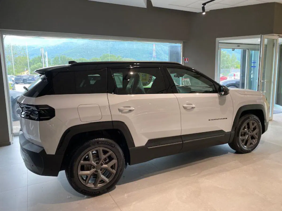 Jeep Compass nuova a Benevento (9)