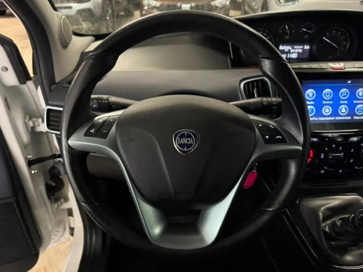 Lancia Ypsilon usata a Salerno (16)