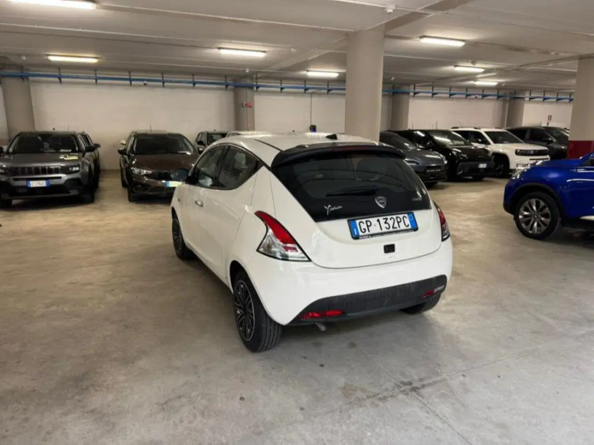 Lancia Ypsilon usata a Salerno (3)