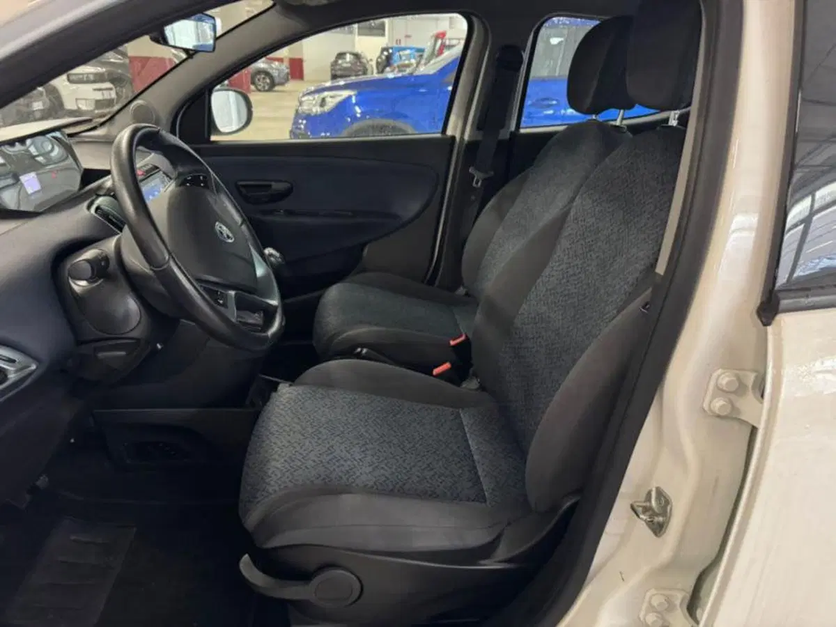 Lancia Ypsilon usata a Salerno (6)