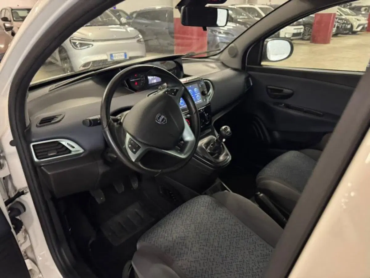 Lancia Ypsilon usata a Salerno (8)