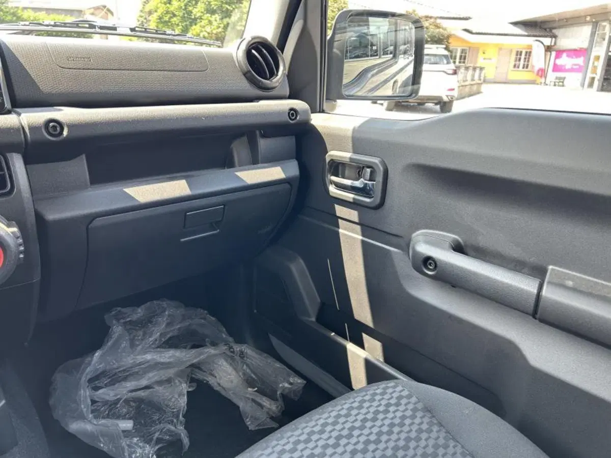 Suzuki Jimny nuova a Cuneo (18)