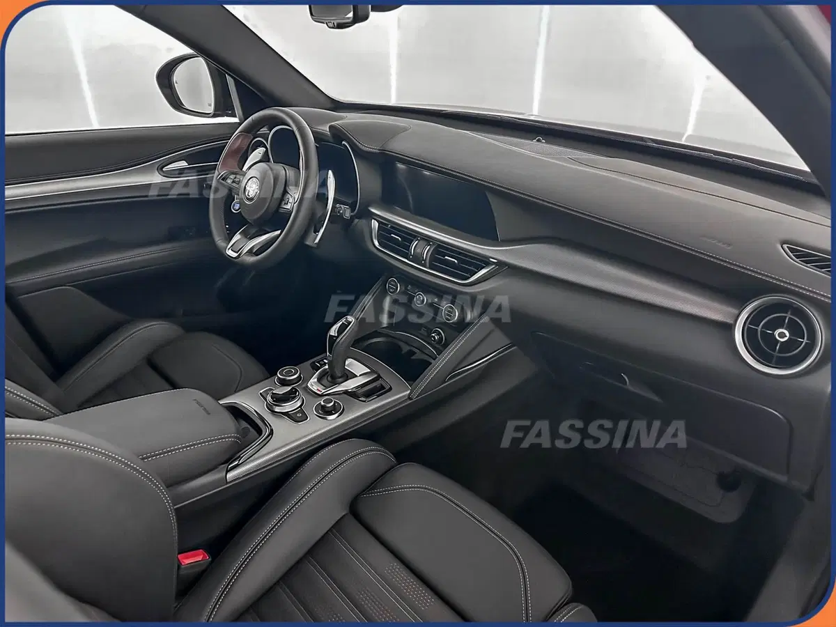 Alfa Romeo Stelvio nuova a Milano (13)