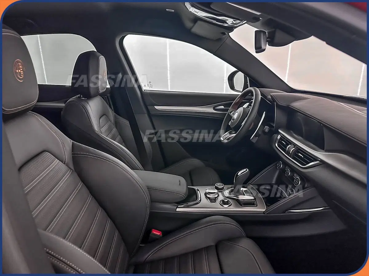Alfa Romeo Stelvio nuova a Milano (14)
