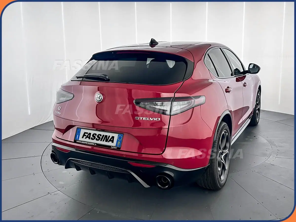 Alfa Romeo Stelvio nuova a Milano (6)