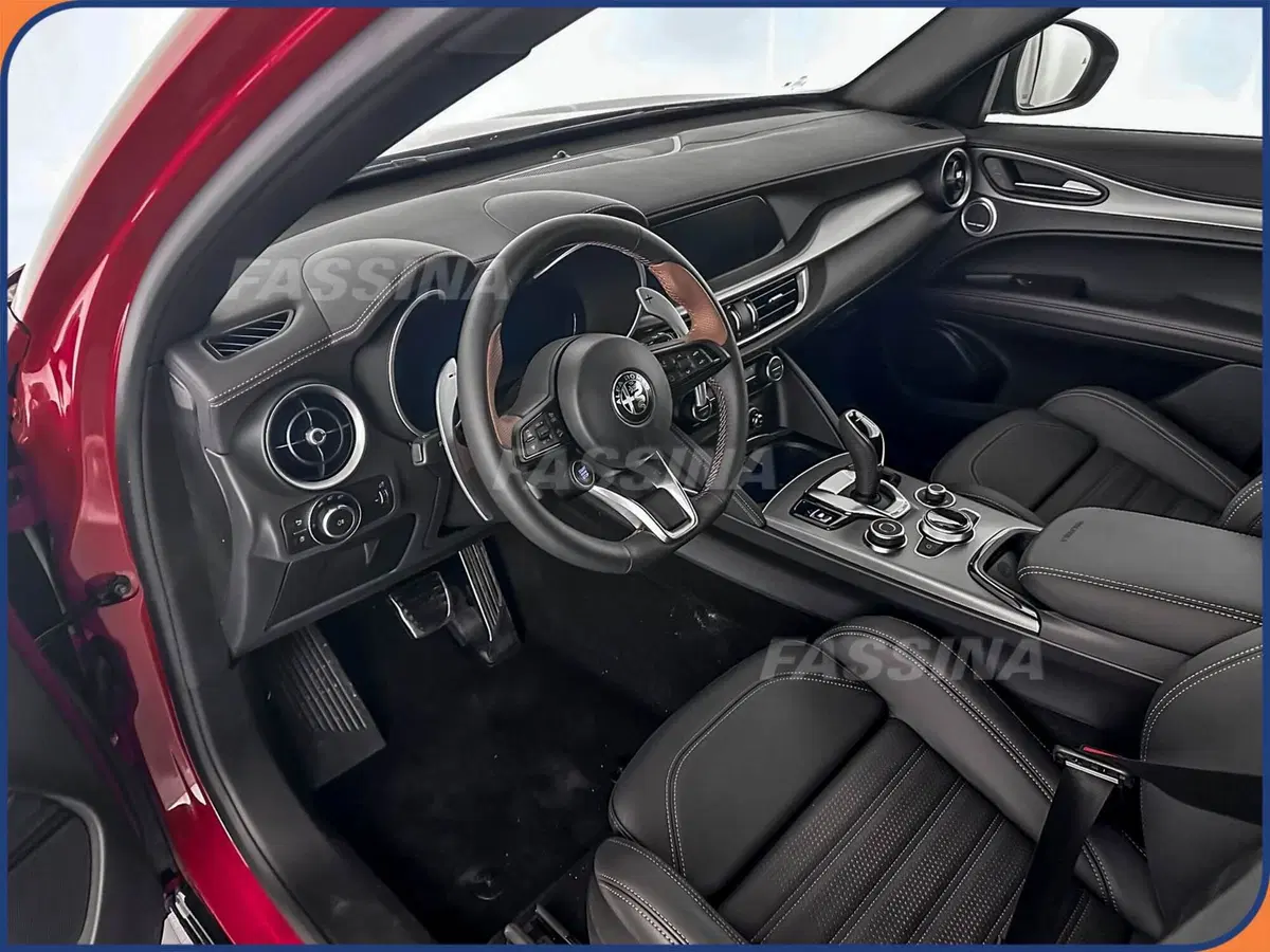 Alfa Romeo Stelvio nuova a Milano (9)