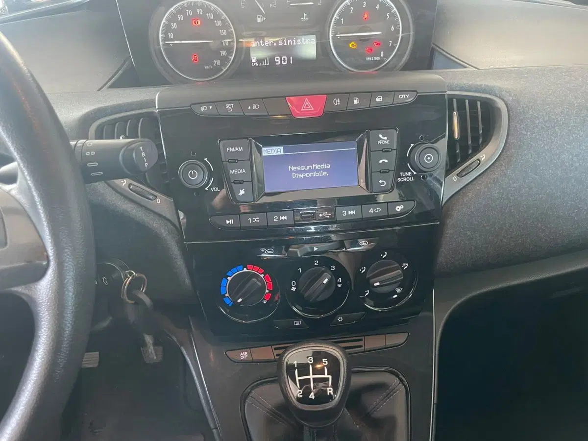Lancia Ypsilon usata a Lucca (10)