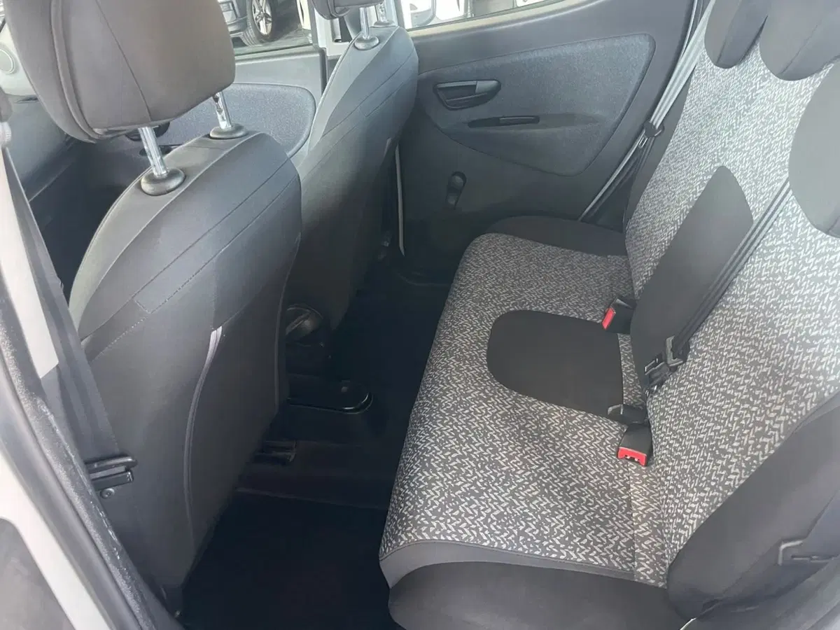 Lancia Ypsilon usata a Lucca (12)