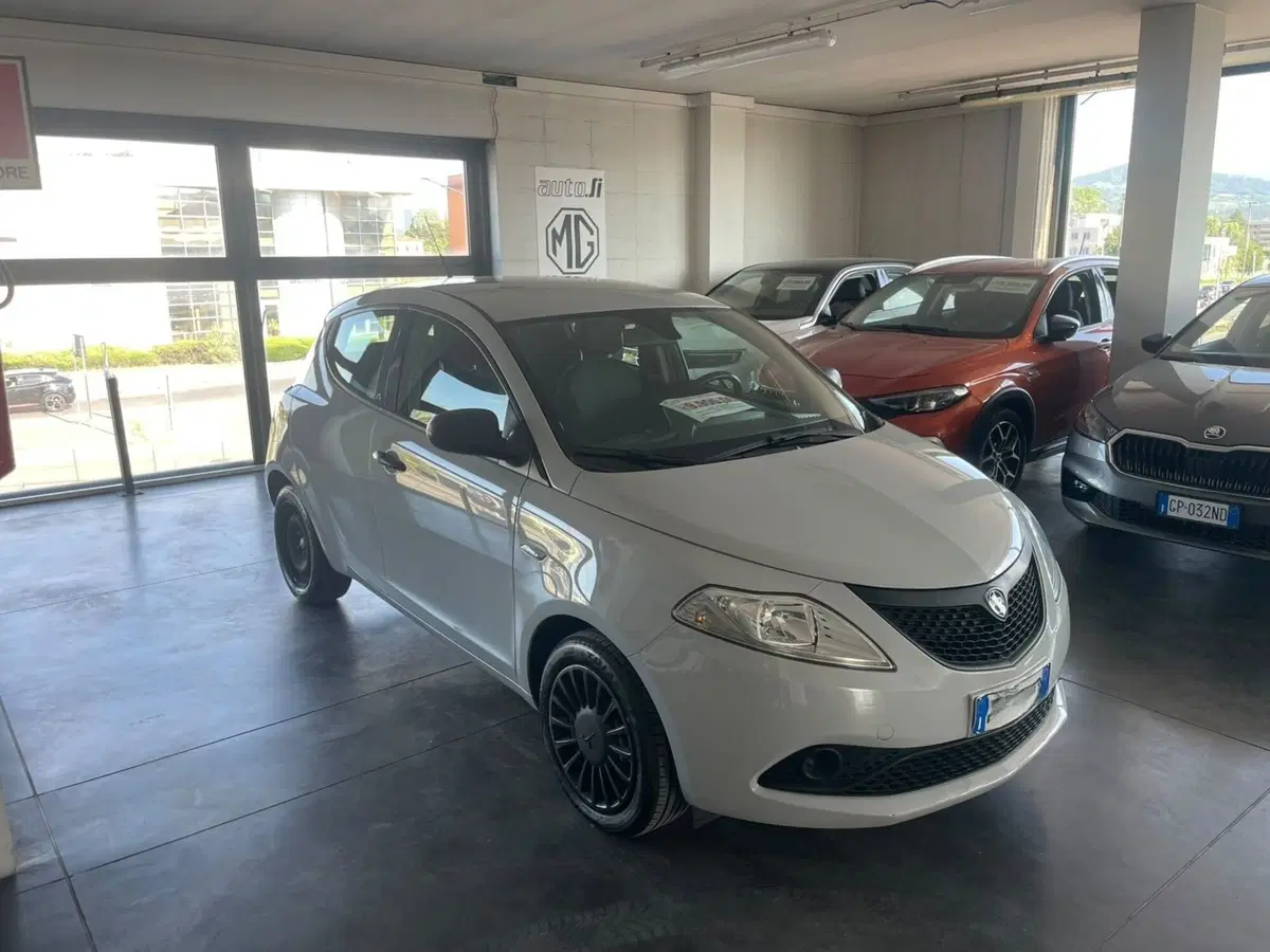 Lancia Ypsilon usata a Lucca (5)
