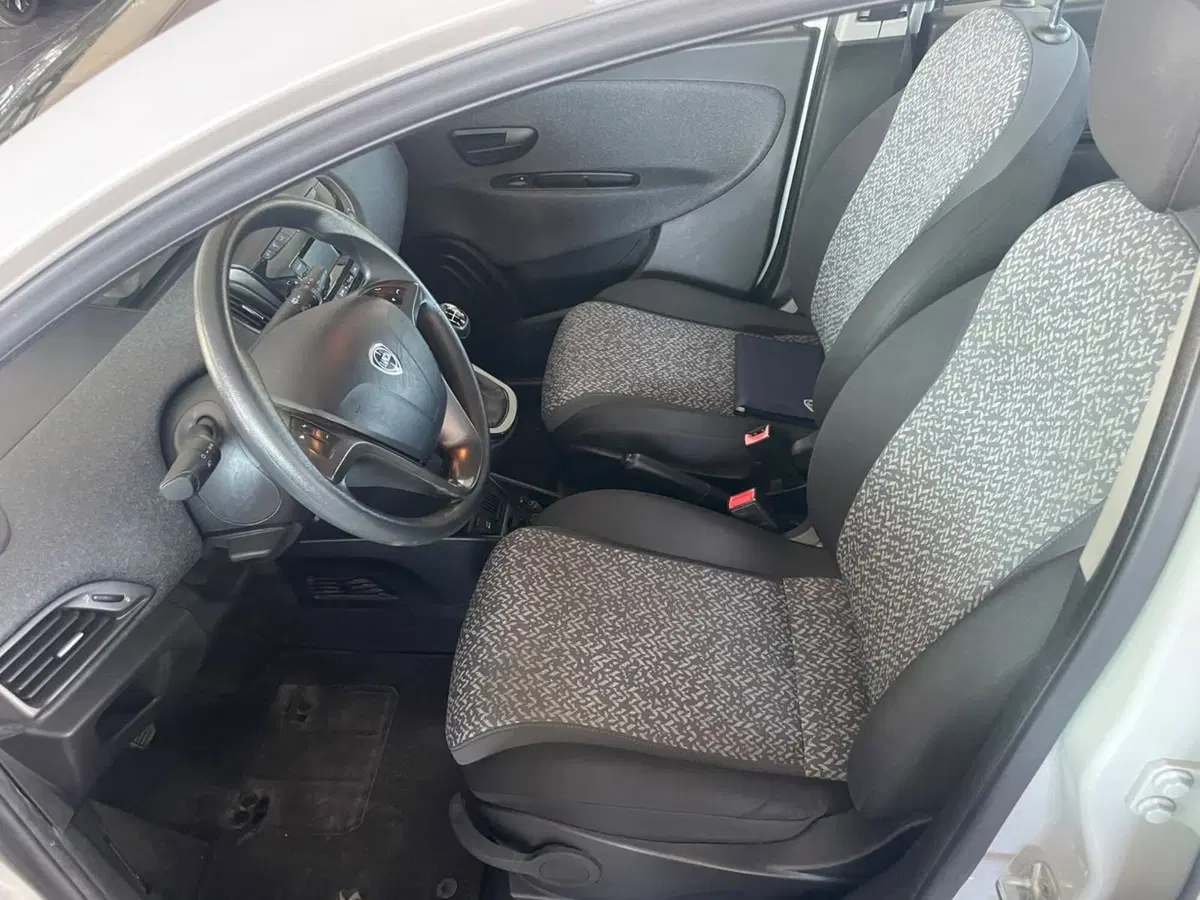 Lancia Ypsilon usata a Lucca (8)
