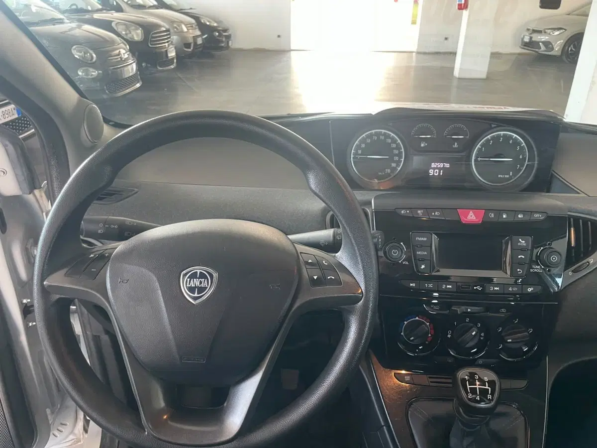 Lancia Ypsilon usata a Lucca (9)