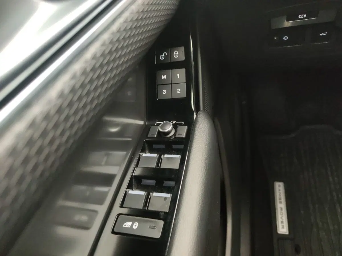 Land Rover Range Rover Velar usata a Ragusa (17)