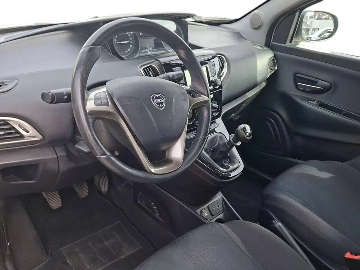 Lancia Ypsilon usata a Torino (10)