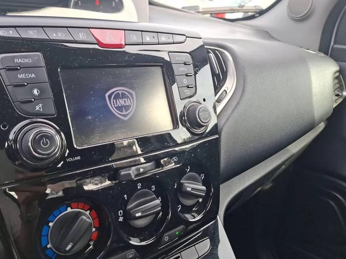 Lancia Ypsilon usata a Torino (6)