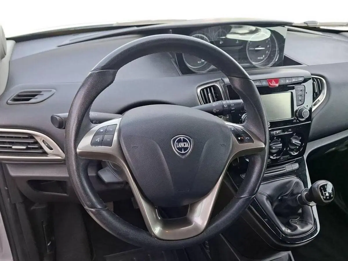 Lancia Ypsilon usata a Torino (9)