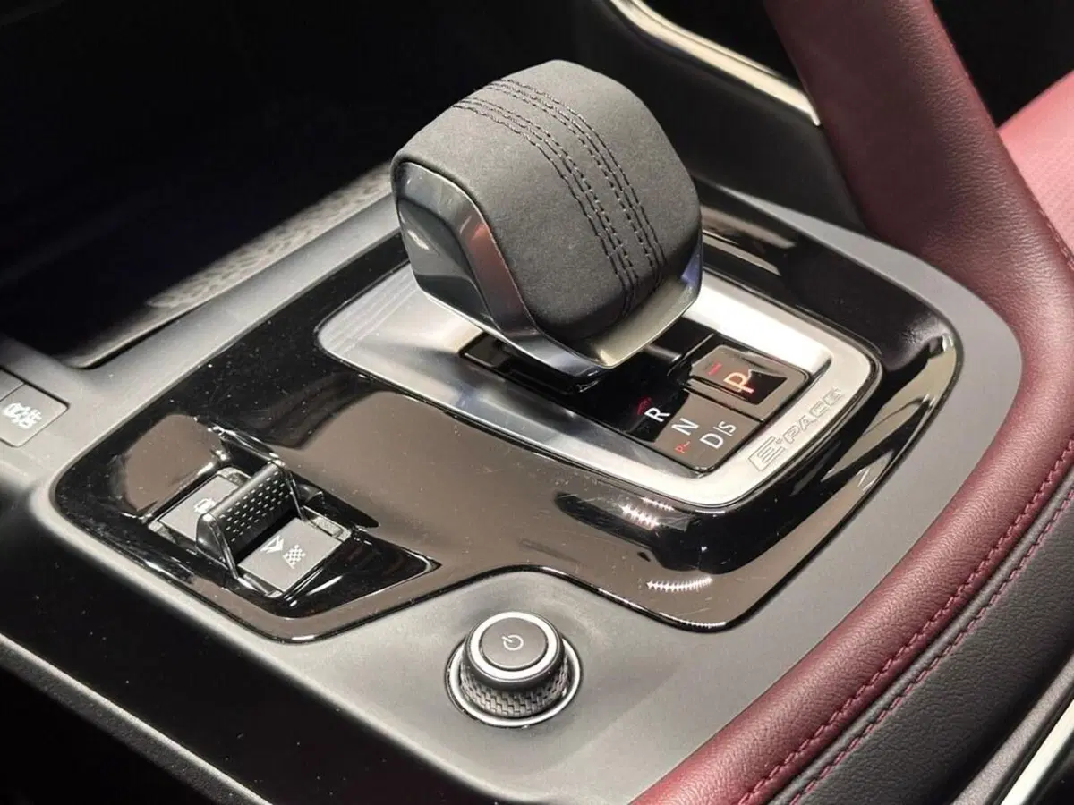 Jaguar E-Pace usata a Varese (14)