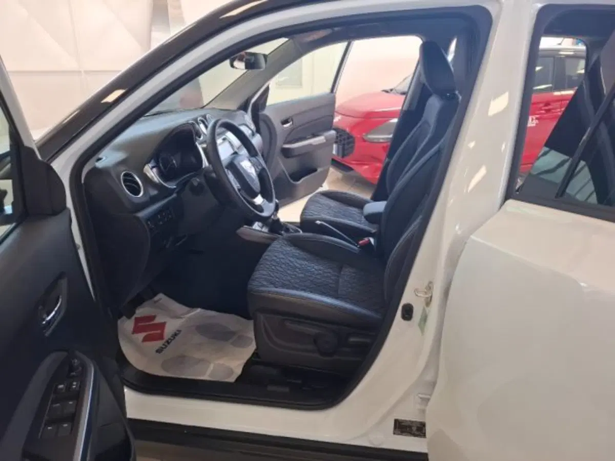 Suzuki Vitara nuova a Reggio Emilia (9)