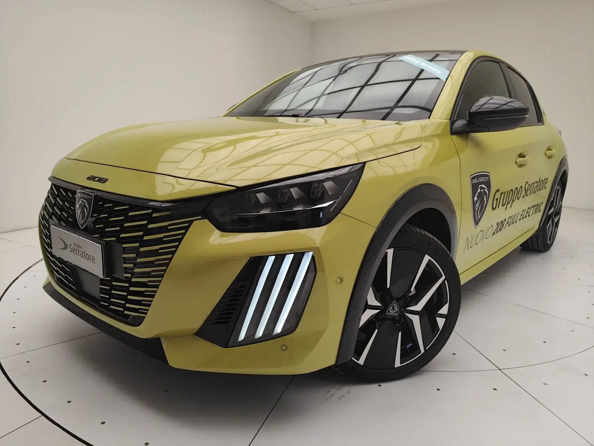 Peugeot 208 nuova a Como