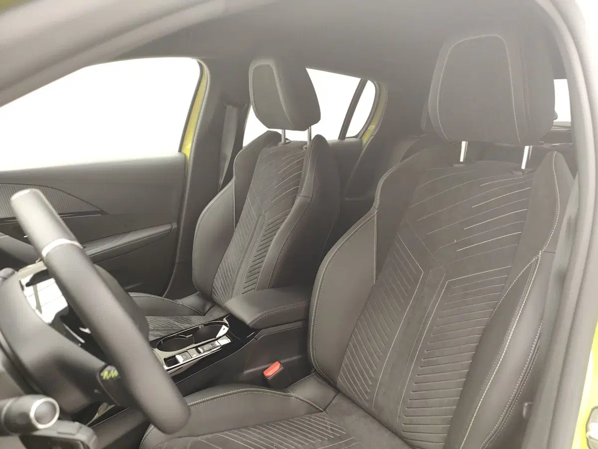 Peugeot 208 nuova a Como (11)