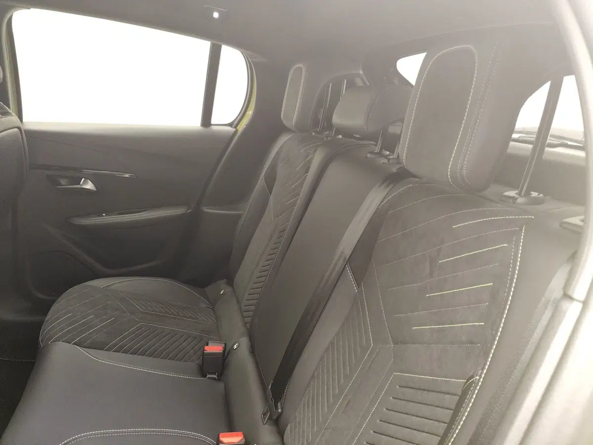 Peugeot 208 nuova a Como (12)