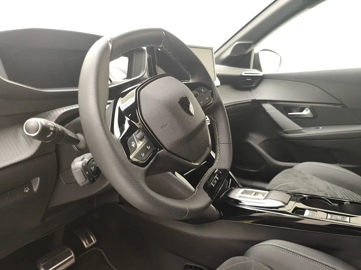 Peugeot 208 nuova a Como (8)