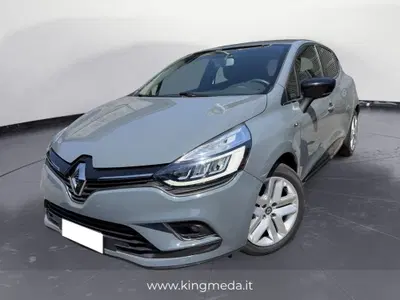 Renault Clio TCe 12V 75 CV 5 porte Moschino Zen del 2019 usata a Meda