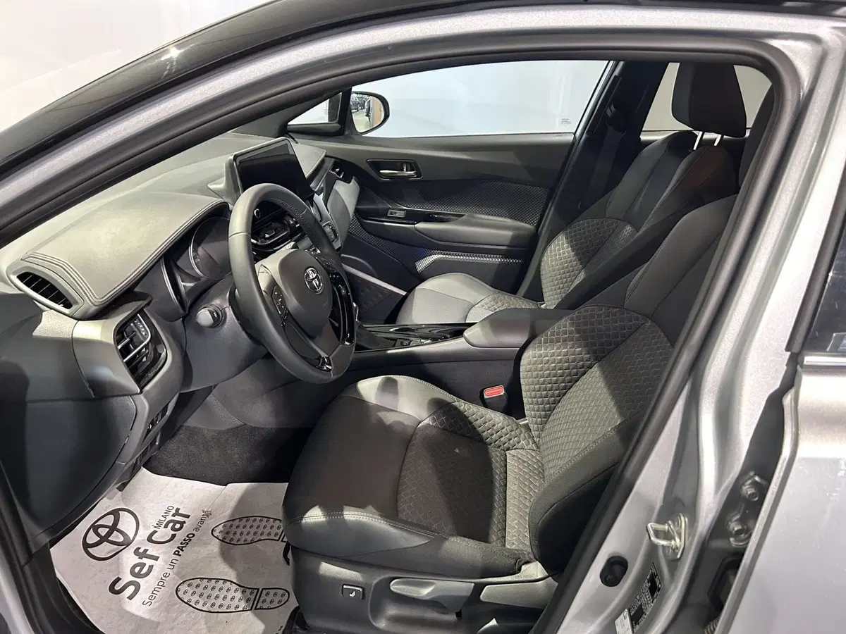 Toyota Toyota C-HR usata a Milano (12)