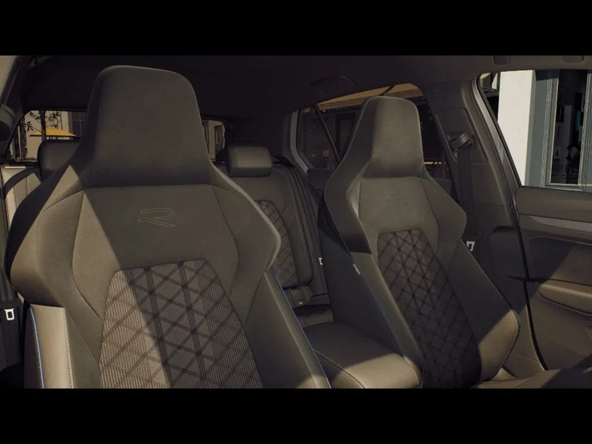 Volkswagen Golf nuova a Livorno (8)