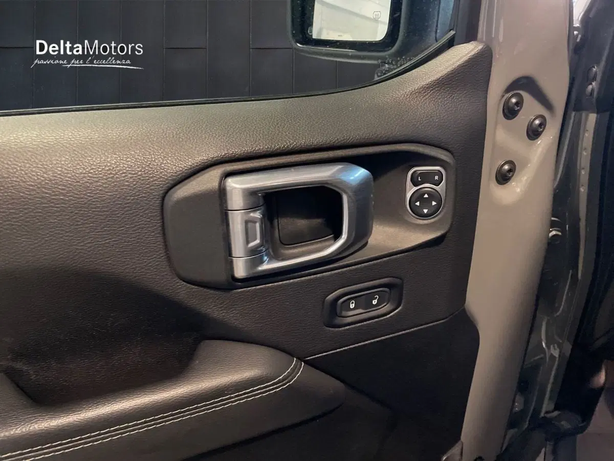 Jeep Gladiator usata a Ancona (17)