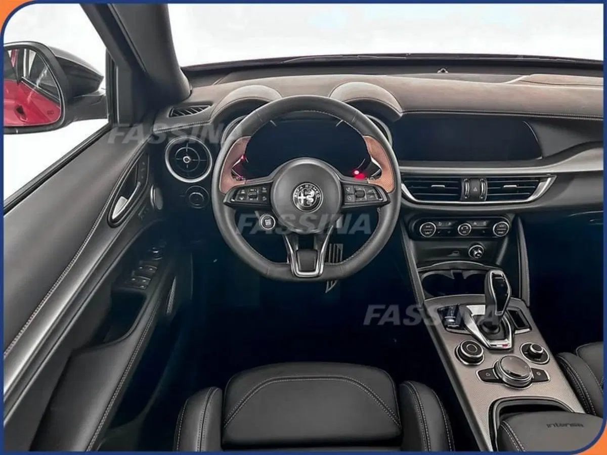 Alfa Romeo Stelvio nuova a Milano (10)