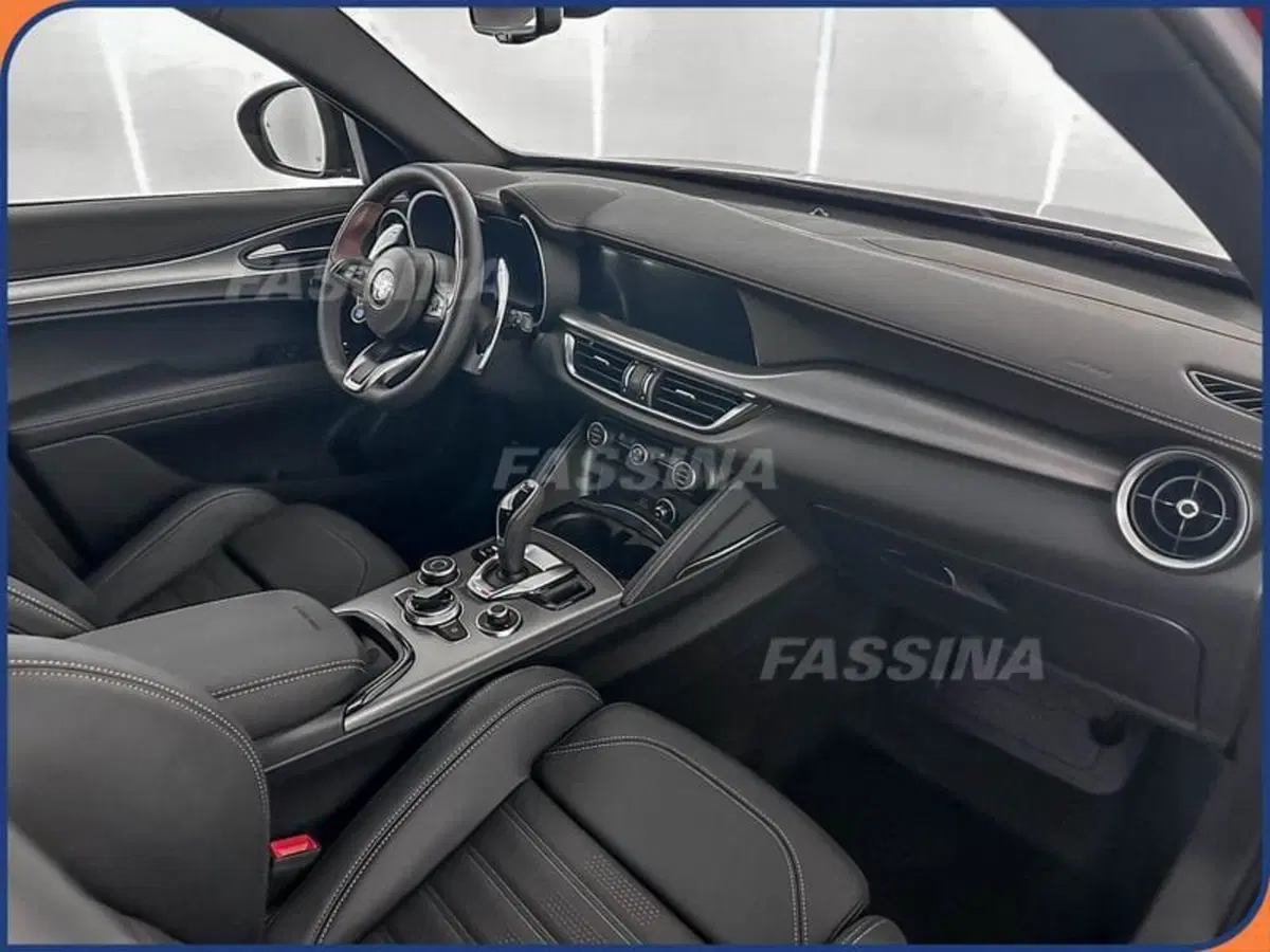 Alfa Romeo Stelvio nuova a Milano (13)